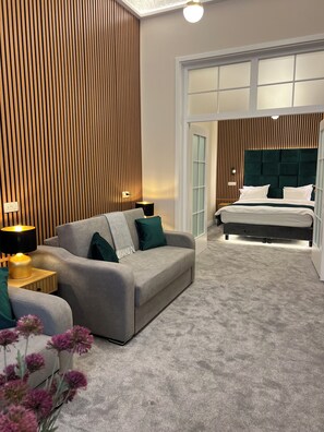 Apartament Deluxe, 1 dormitori, vistes a la ciutat | Sala d'estar | Televisor intel·ligent de 120 cm amb canals digitals i Netflix 