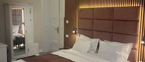 Caja de seguridad en la habitación y cortinas blackout