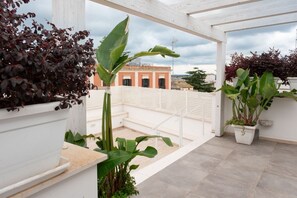 Unclassified image, 2 of 71, button