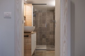 Regadera, bidet, toallas, jabón 