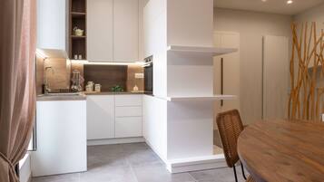 Frigorifero, microonde, forno, piano cottura