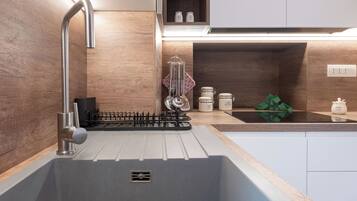 Microonde, forno, piano cottura, lavastoviglie