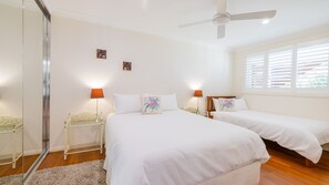 3 habitaciones, tabla de planchar con plancha y cuna de viaje