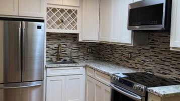 Geladeira, micro-ondas, fogão, cooktop