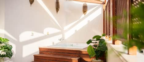 Estudio básico | Tina de hidromasaje al aire libre