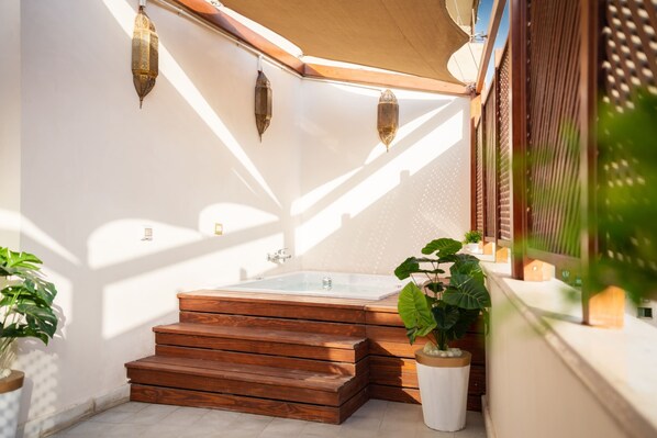 Basic Studio | Outdoor spa tub - Xuru Stays I Downtown Studios (Cairo)