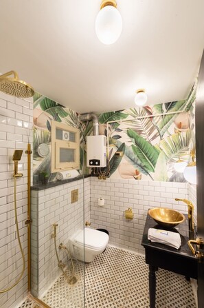 Basic Studio | Bathroom | Eco-friendly toiletries, hair dryer, towels, soap