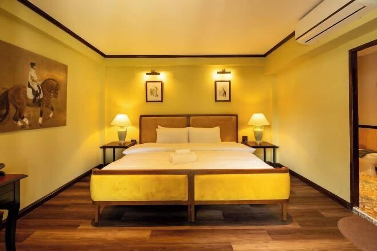 4 bedrooms, premium bedding, laptop workspace, blackout curtains