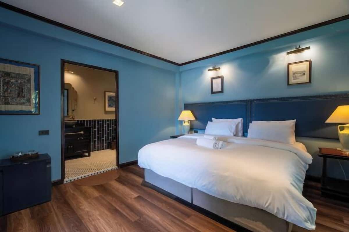 4 bedrooms, premium bedding, laptop workspace, blackout curtains