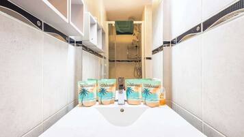 Shower, hair dryer, towels
