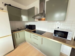 Kühlschrank, Mikrowelle, Herdplatte, Wasserkocher mit Kaffee-/Teezubehör