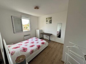 2 bedrooms, iron/ironing board, travel cot, WiFi