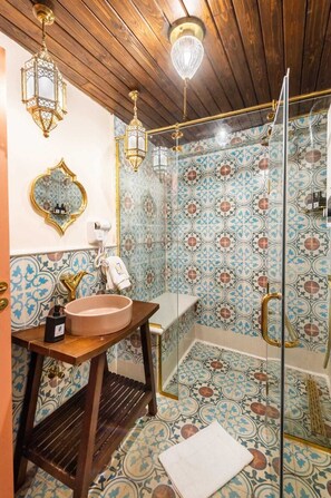 Studio | Salle de bain | Articles de toilette écologiques, sèche-cheveux, serviettes fournies