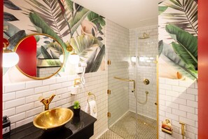 Basic-Apartment | Badezimmer | Umweltfreundliche Kosmetikartikel, Haartrockner, Handtücher, Seife