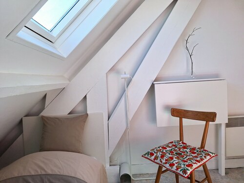 Hypercentre, pretty attic bedroom with separate entrance