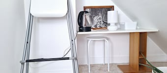 Hypercentre, pretty attic bedroom with separate entrance