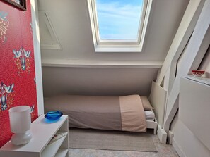1 bedroom, WiFi, bed sheets - Hypercentre, pretty attic bedroom with separate entrance (Tours)