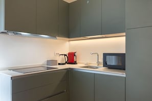 Appartement | Privékeuken | Een koelkast, een microgolfoven, een kookplaat, een vaatwasser