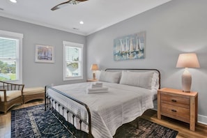 3 bedrooms, WiFi, bed sheets - The Beacon, Steps From The Beach (Carolina Beach)