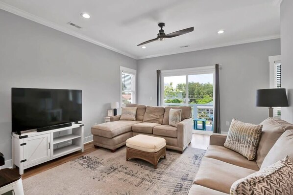 TV - The Beacon, Steps From The Beach (Carolina Beach)
