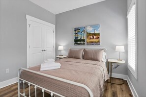 3 bedrooms, WiFi, bed sheets - The Beacon, Steps From The Beach (Carolina Beach)