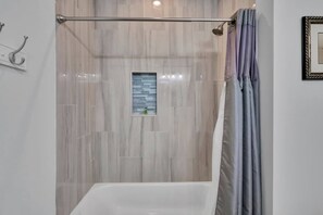 Shower, soap, shampoo, toilet paper - The Beacon, Steps From The Beach (Carolina Beach)