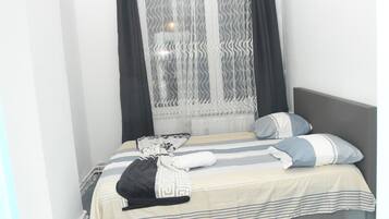 3 habitaciones, tabla de planchar con plancha y ropa de cama