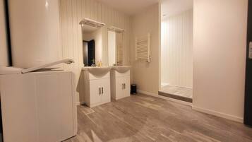 Ducha, jabón, shampoo, papel higiénico