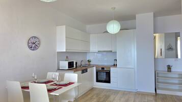 Jääkaappi, mikroaaltouuni, uuni, astianpesukone