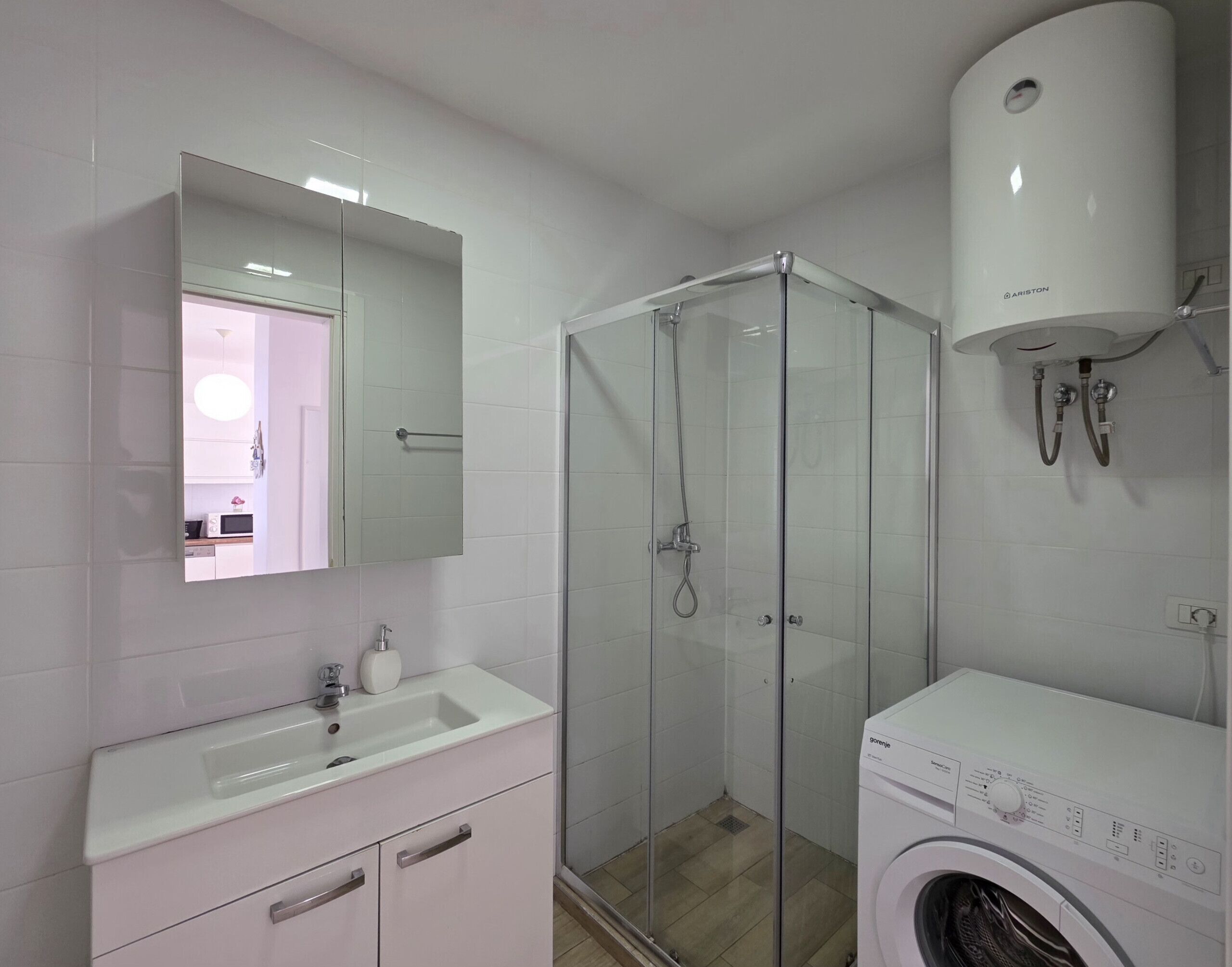 Douche, sèche-cheveux, serviettes fournies