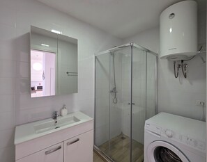 Shower, hair dryer, towels