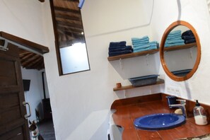 Ducha, secador de pelo y toallas