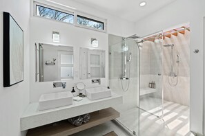 Dusche, Haartrockner, Handtücher, Seife
