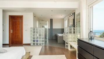 3 bedrooms, desk, laptop workspace, soundproofing