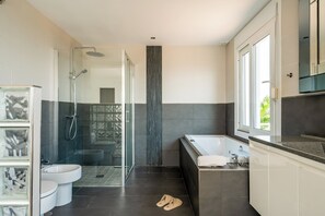 Vila, pemandangan laut | Kamar mandi | Bathtub dan shower terpisah, pengering rambut, handuk, dan tisu toilet