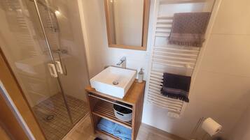 Douche, sĂšche-cheveux, serviettes fournies, savon