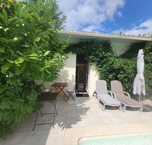 Chambre accès direct grande piscine-Coin cuisine-Parking-Aircon-Jardin