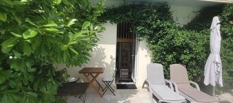 Chambre accès direct grande piscine-Coin cuisine-Parking-Aircon-Jardin