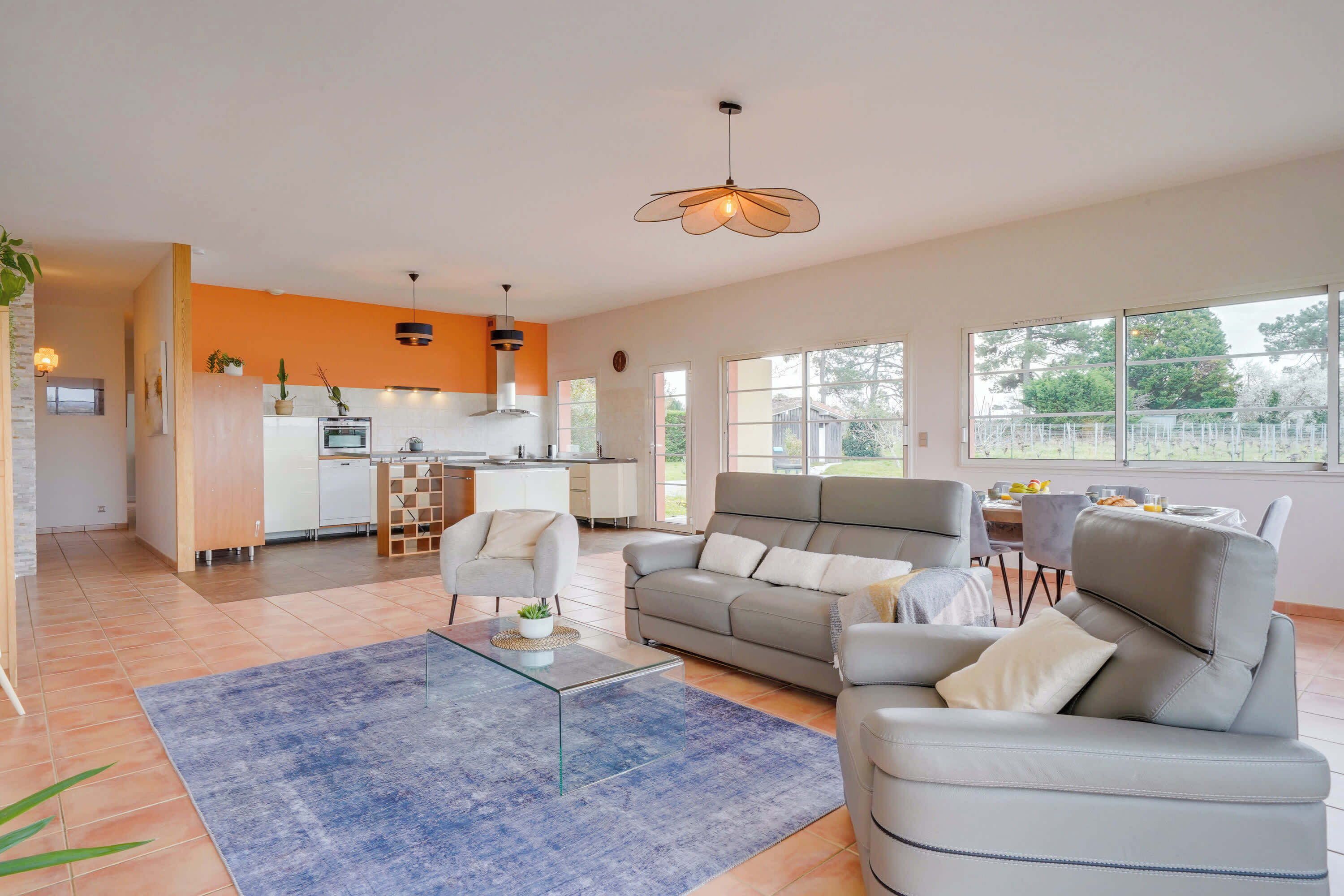 Televisie, boeken en een kantoor