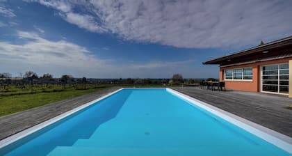 Maison d'architecte, piscine, au coeur des vignes.