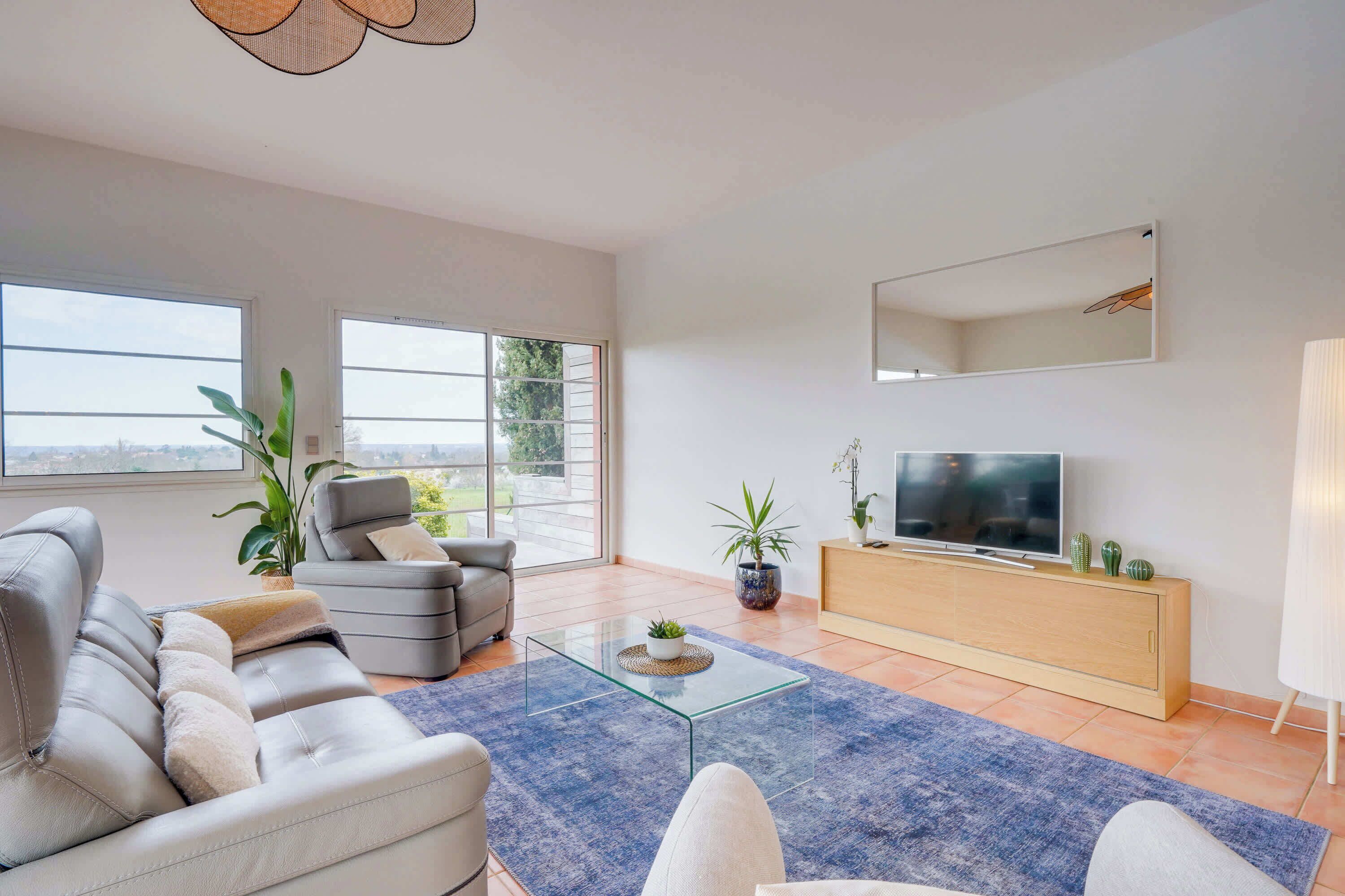 Télévision, livres, espaces bureaux