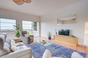 Tv, böcker och kontor