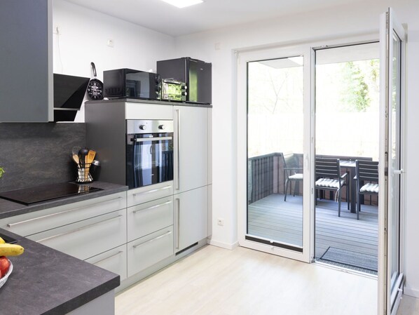 Microwave, oven, dishwasher, highchair - Nice apartment for 4 people with WIFI, TV, terrace and pets allowed (Wolgast)