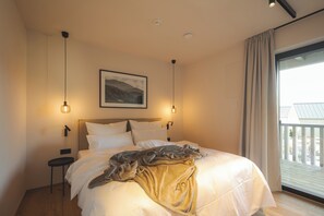 Comfort-svíta - fjallasýn | Míníbarir (sumir drykkir ókeypis), öryggishólf í herbergi