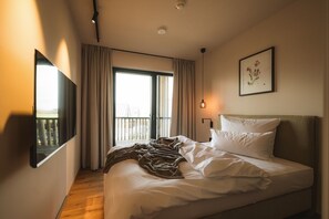 Een minibar met enkele gratis items, een kluis op de kamer
