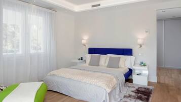 Room, Private Bathroom | In-room safe, blackout curtains, soundproofing