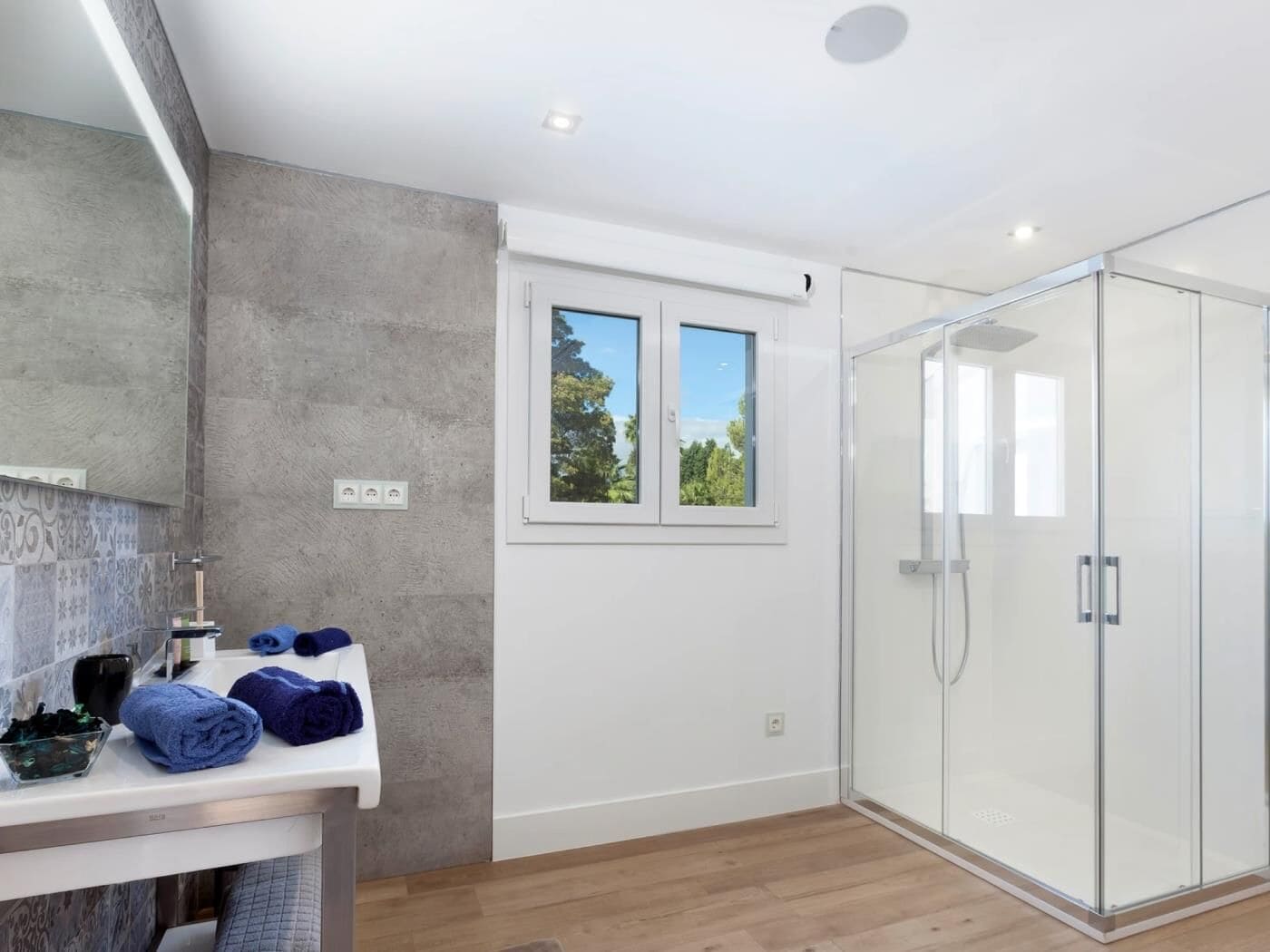Chambre, salle de bain privée | Salle de bain | Serviettes fournies, savon, shampooing, papier de toilette