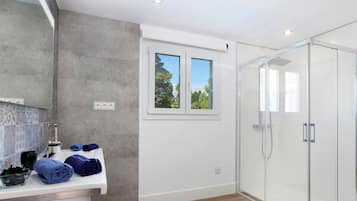 Chambre, salle de bain privée | Salle de bain | Serviettes fournies, savon, shampooing, papier de toilette