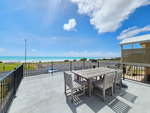 The Retro - 50 Steps to the beach.