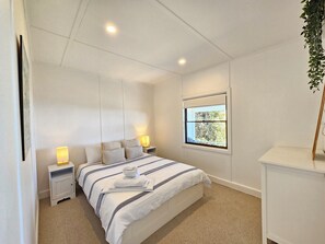 3 bedrooms, WiFi, bed sheets - The Retro - 50 Steps to the beach. (Robe)